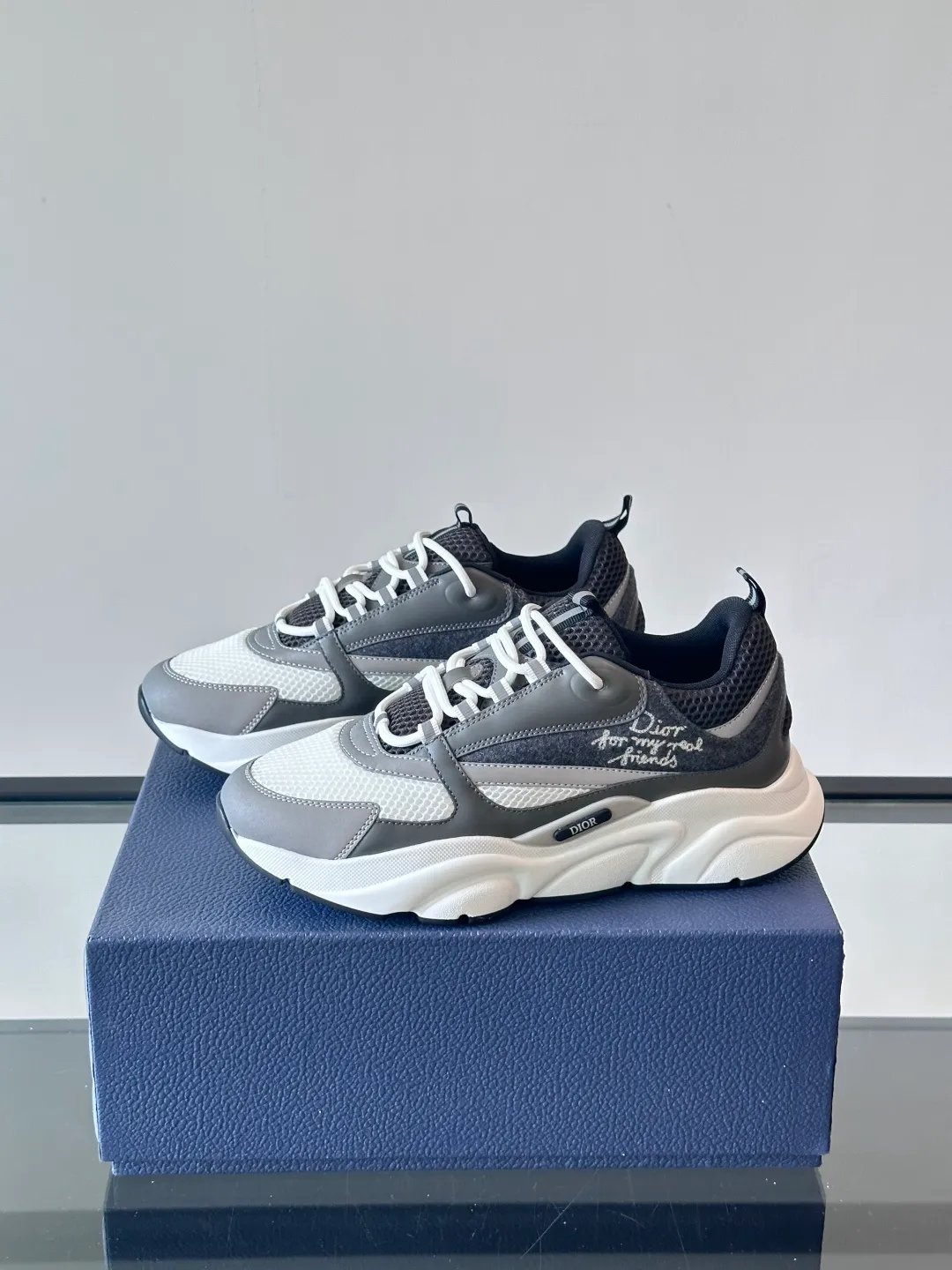 Factory price: 480💰 ◾️▫️Dior D®️ x 🆕 (high version) B22 men's jogging fashion sneakers, this single product draws inspiration from retro jogging shoes. It adopts a thick low-top design, with an upper made of black cow leather and mesh fabric, and a black and white engraved rubber sole. Black mesh fabric tongue and heel counters complement black laces, with an embossed "Di~r" logo embellishment on the side. These sneakers can be mixed and matched with a classic suit for a sporty chic look! Size: 39-45 (38, 46, 47 can be customized)